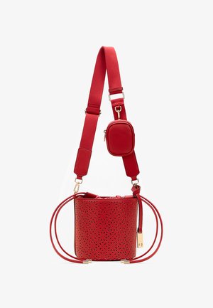 Bolso de estilo cubo rojo con patrón floral troquelado, asa de hombro ancha ajustable y pequeño bolsillo con cremallera adjunto a la correa.