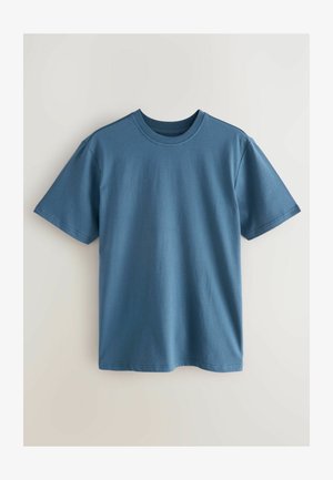 Sinine puuvillane T-särk ümmarguse kaelusega, lühikeste varrukate ja lõdva lõikega. Sile tekstuur, keermestatud õmblused ning ilma mustrite või aktsentideta.