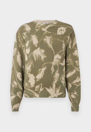 Auklas džemperis olīvu zaļā krāsā ar krēmkrāsas lapu rakstu. Ribotas apakšmala un piedurknes, apaļa kakla izgriezums un brīvi pieguļoša forma. Tekstūrēts materiāls.