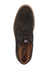 Scarpa oxford in suede marrone scuro con punta rotonda, lacci davanti e suola beige chiaro con cuciture visibili. Fodera interna liscia.