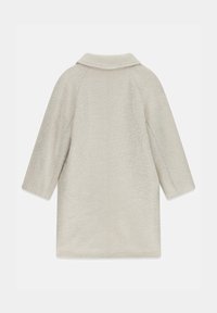 Cappotto lungo in misto lana di colore crema con maniche lunghe e colletto piccolo, visto da dietro su sfondo bianco.