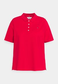 Polo shirt in cotone rosso con colletto classico, maniche corte, patta con cinque bottoni e un piccolo logo ricamato sul petto.