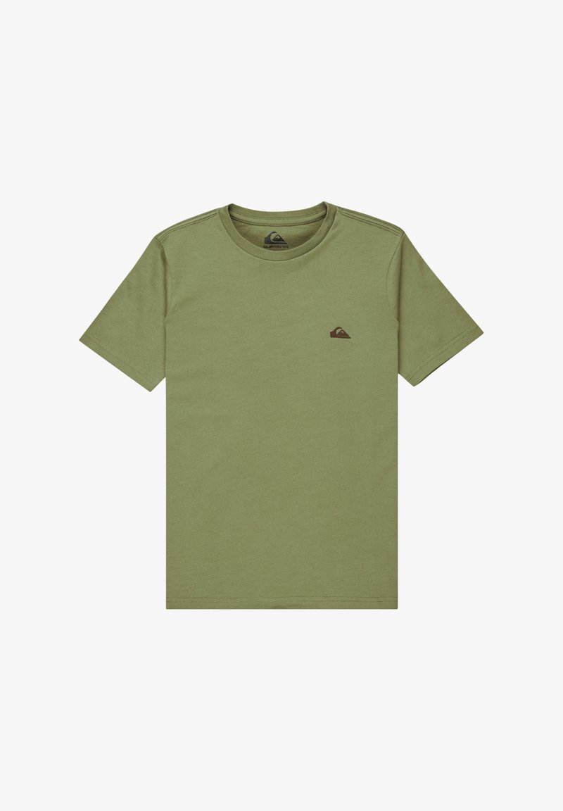 Oliwkowy t-shirt z okrągłym dekoltem. Posiada krótkie rękawy oraz małą brązową logo emblemat na piersi. Wykonany z lekkiego materiału.