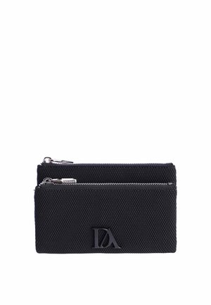 Cartera negra con textura, con dos compartimentos con cremallera y un logo metálico "DA" en el centro frontal.