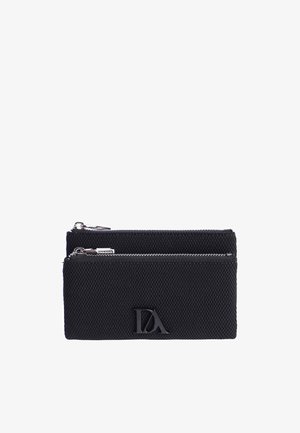 Cartera negra con textura, con dos compartimentos con cremallera y un logo metálico "DA" en el centro frontal.