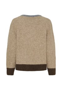 Beige uldtrøje med mørkebrune ribbede manchetter og kant, samt en grå kant langs den runde halsudskæring, vist fra ryggen.