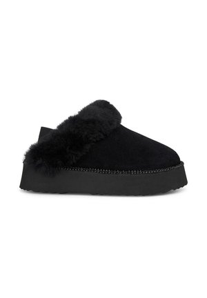 Mocassin en daim noir avec un bord en fourrure, semelle plate et couture décorative le long du bord. Texture lisse avec une doublure douce et confortable.