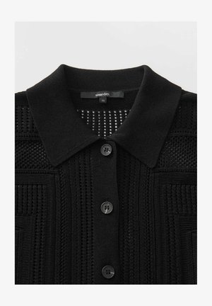 Schwarze Strickjacke mit Kragen, Knopfverschluss mit vier Knöpfen und einem strukturierten, gemusterten Design über den Stoff.