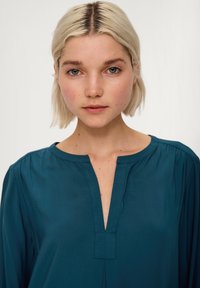 QS MIT AUSSCHNITT - Tunika