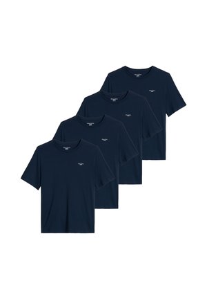 Quatre t-shirts identiques bleu marine unis à manches courtes et col rond avec un petit logo texte blanc sur le haut gauche de la poitrine.