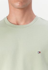 Tommy Hilfiger SEASONAL SOLID TEE - Jednoduché tričko - earth sage