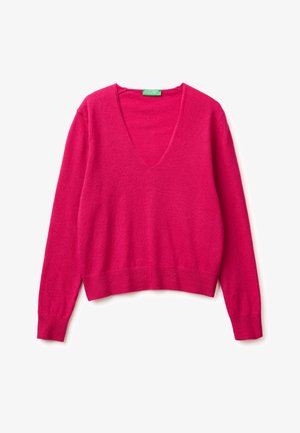 Felroze langarmige V-hals trui met geribbelde manchetten en zoom, plat gelegd op een witte achtergrond.