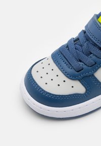 Nike Sportswear NIKE COURT BOROUGH LOW 2 (TD) - Sapatilhas - grey fog/white/mystic navy/atomic green