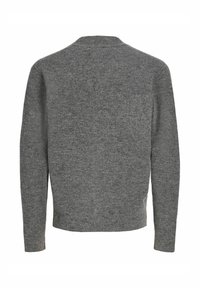 Suéter gris de punto con mangas largas, cuello redondo y acabado texturizado, con un dobladillo ligeramente curvado en la parte trasera.