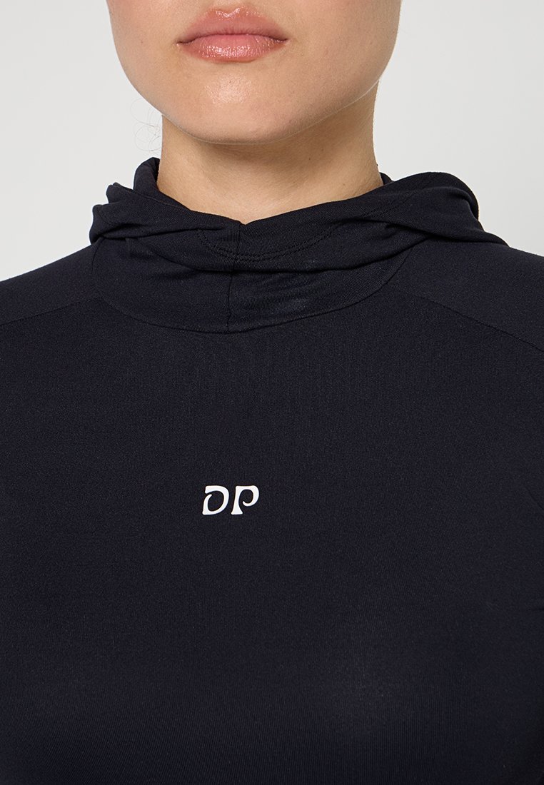 Schwarzer sportlicher Kapuzenpullover mit glatter Textur, der ein kleines weißes Logo auf der Brust trägt. Das Design umfasst eine figurbetonte Form und einen hohen Kragen.