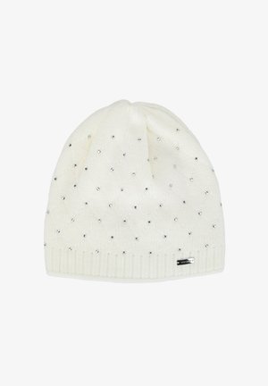 Biała dziergana czapka z diamentowym wzorem, ozdobiona srebrnymi ćwiekami i prążkowanym daszkiem. Gładka faktura z lekko marszczonym wierzchołkiem.