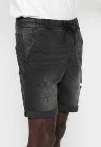 Koroshi BERMUDA JOGGER - Džinsa auduma šorti - denim black denim