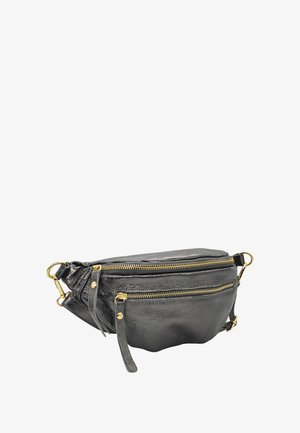 Sac à taille en cuir noir avec deux compartiments zippés, accents en métal de laiton et finition texturée. Sangle réglable pour plus de polyvalence.