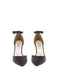 Scarpe nere in pelle con tacco alto, punta affilata, cinturino alla caviglia e superficie liscia. Fodera interna di un colore beige a contrasto.