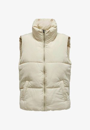 Pahuljasti bež prsluk s visokim ovratnikom, prednjim zatvaračem i dva bočna džepa. Ima prošiveni uzorak za dodatnu teksturu i toplinu.