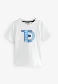 Camiseta de algodón blanca con un estampado gráfico azul que incluye el texto "BAKER" y "by TED BAKER". Cuello redondo clásico y mangas cortas.