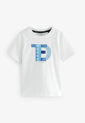 Biela bavlnená tričko s modrou grafickou potlačou obsahujúcou text "BAKER" a "by TED BAKER." Klasický okrúhly výstrih a krátke rukávy.