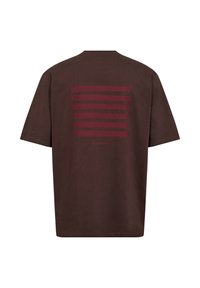 Brun bomulds t-shirt med korte ærmer, prydet med et maroon vandret stribedesign og tekst nedenfor. Standard pasform med rund hals.