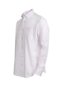 Camisa de botones de manga larga rosa claro con rayas verticales blancas, con un bolsillo en el pecho y cuello. Material suave de mezcla de algodón.