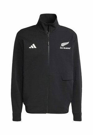 Zwarte zip-up jas gemaakt van zacht materiaal. Heeft een wit logo en accenten op de borst, met een hoge kraag en zijzakken.