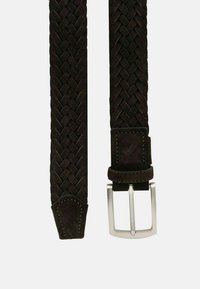 Cintura in suede tessuto marrone scuro con fibbia in metallo argento, estremità affusolata e cuciture dettagliate lungo i bordi.