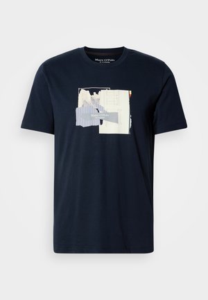 Dunkelblaue Baumwoll-T-Shirt mit kurzen Ärmeln, das einen geschichteten Grafikdruck in hellen Farben und Text in der Mitte aufweist.