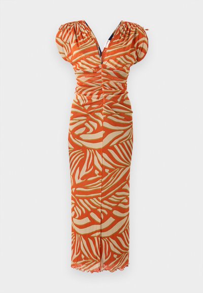 Rdeča in bež obleka s potiskom, napihnjenimi rokavi, nabrano bodice, V-izrezom in gladko teksturo. Opremljen rob z nabranimi detajli.