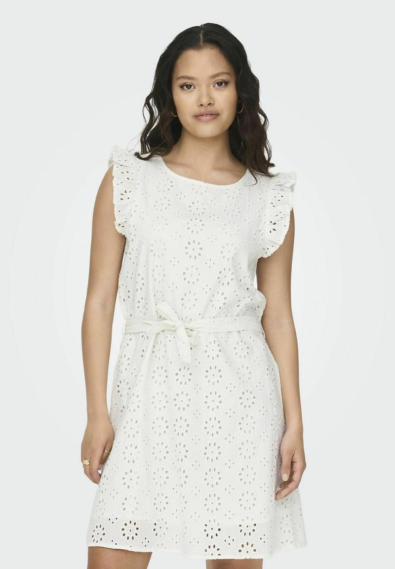 Weißes Kleid aus Lochstickerei mit floralen Ausschnitten, Rüschenärmeln und einem Stoffgürtel in der Taille. Kurze Länge mit Rundhalsausschnitt.