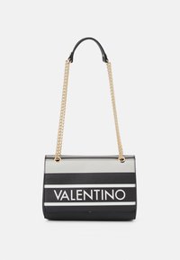 Černá a šedá kožená kabelka s zlatým řetízkovým popruhem, s odvážným logem "VALENTINO" a pruhovaným designem na přední straně.