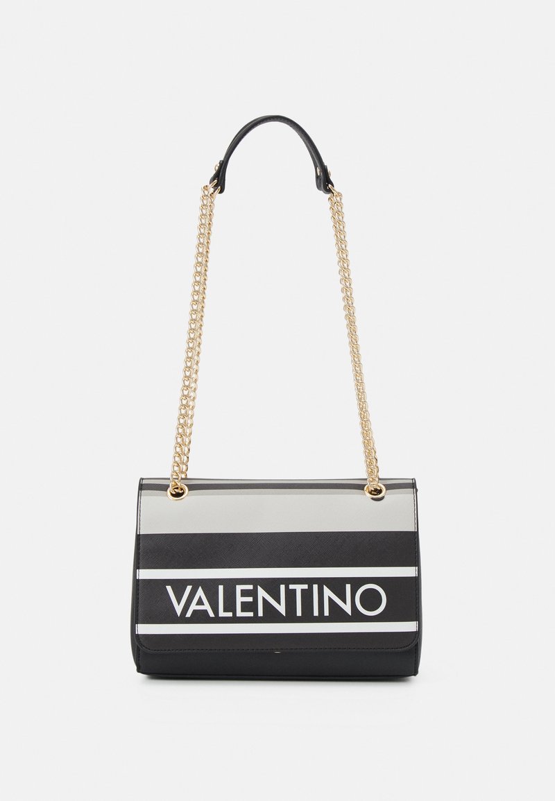 Černá a šedá kožená kabelka s zlatým řetízkovým popruhem, s odvážným logem "VALENTINO" a pruhovaným designem na přední straně.