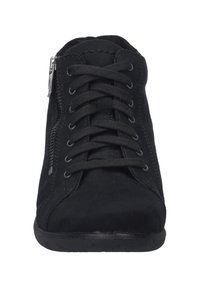 Baskets en daim noir avec un bout arrondi, présentant des lacets et une fermeture éclair sur le côté. Semelle en caoutchouc plate avec une texture minimale.