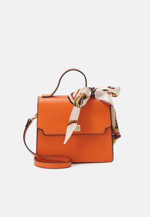 Sac à main en cuir orange avec un design structuré. Il comprend une poignée supérieure, une bandoulière amovible et un foulard décoratif noué à la poignée.
