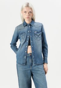 Wrangler HERITAGE SHIRT - Blusa com botões - light hand