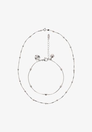 Sieradenset in zilverkleur met een slanke armband en ketting, voorzien van afwisselend ronde en buisvormige kralen en een sluiting.