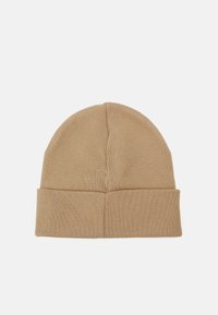 Calvin Klein Jeans PATCH BEANIE UNISEX - Pletena kapa - travertine