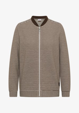 Gestreifte Zip-Up-Jacke in Braun und Beige mit geripptem Kragen und Bündchen, aus weichem Stoff mit glatter Textur.