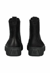 Botines negros con parte superior de cuero texturizado, puntera redondeada y suela de goma gruesa. Incluye tiradores en la parte trasera para facilitar su uso.