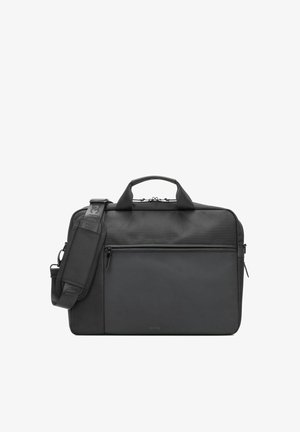 Czarna prostokątna torba na laptopa z wyściełanym paskiem na ramię, górnymi uchwytami do przenoszenia i przednią kieszenią na zamek na białym tle.