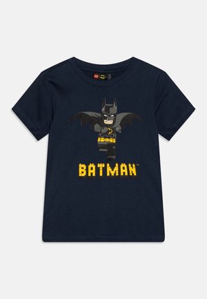 Dunkelblaues Kinder-T-Shirt mit einer LEGO Batman-Figur mit Flügeln und gelbem "BATMAN"-Text darunter.