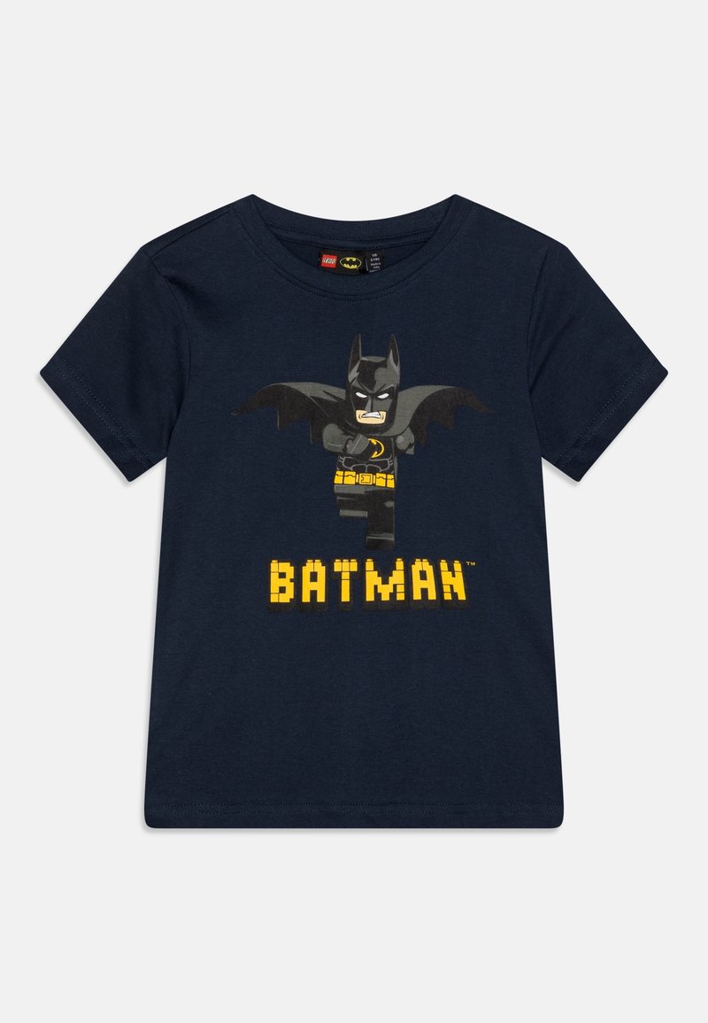 Dunkelblaues Kinder-T-Shirt mit einer LEGO Batman-Figur mit Flügeln und gelbem "BATMAN"-Text darunter.