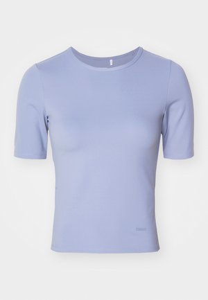 Kratke rokave, oprijeto majico iz svetlo sivkaste tkanine. Gladka tekstura z okroglo izrezom in diskretnim logotipom na robu.