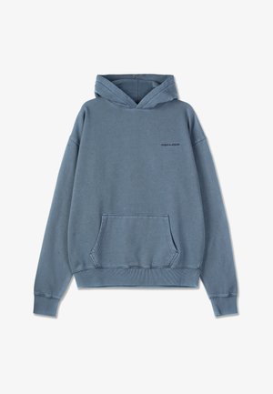 Blauwe katoen sweatshirt met een capuchon, een voorzak en geribbelde manchetten. Heeft een klein zwart logo op de borst. Zachte textuur, casual ontwerp.