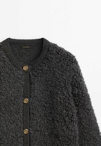 Cardigan en maille bouclée texturée gris foncé avec col rond et trois boutons décoratifs dorés sur le devant.