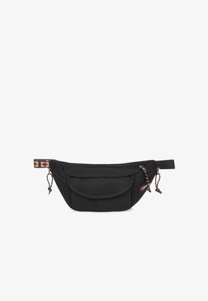 Czarna torba na biodra z przednią kieszenią na klapę, dwoma zapinanymi na zamek przegrodami z sznurkami oraz regulowanym paskiem z kolorowym wzorem z jednej strony.
