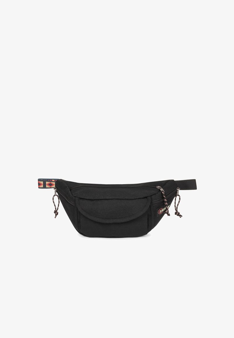 Czarna torba na biodra z przednią kieszenią na klapę, dwoma zapinanymi na zamek przegrodami z sznurkami oraz regulowanym paskiem z kolorowym wzorem z jednej strony.